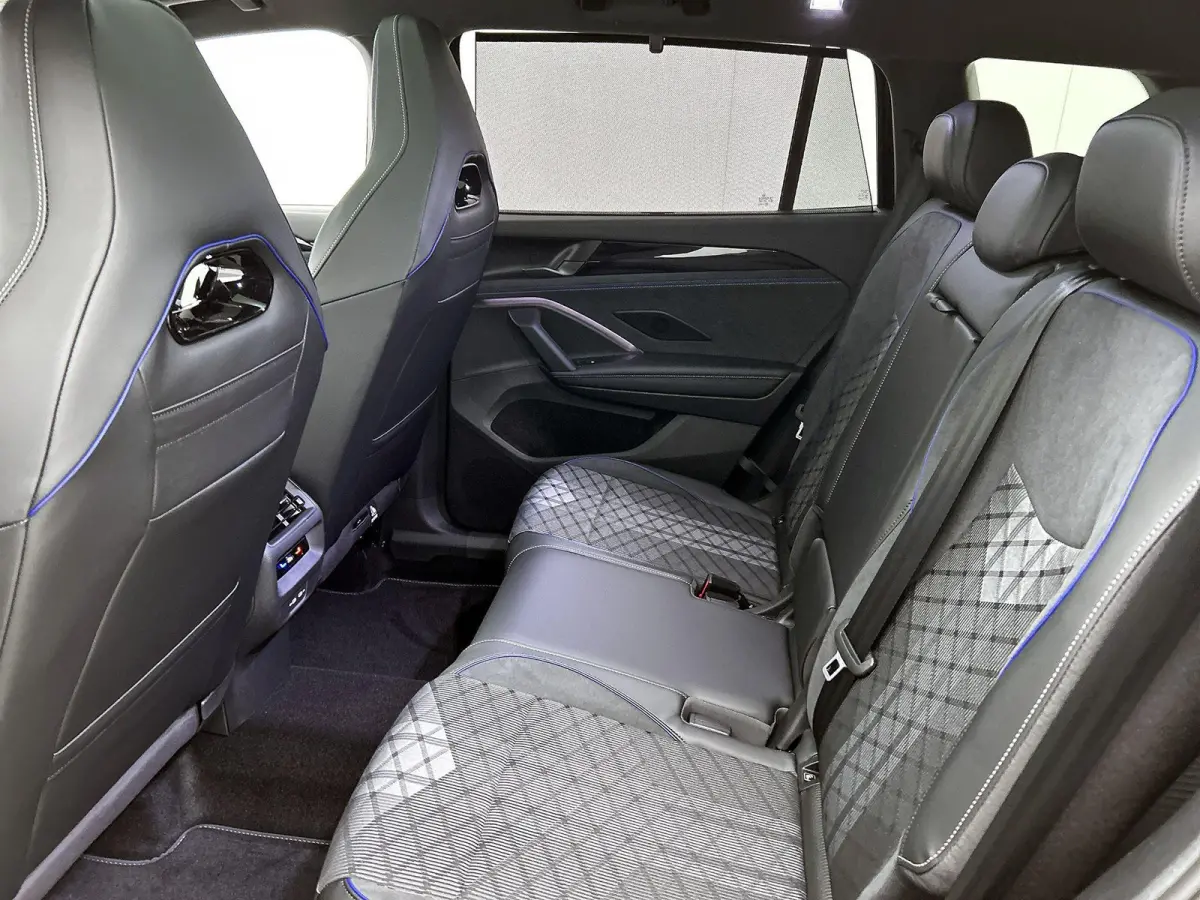 1.5 eHybrid R-Line Edition | 204pk | Trekhaak inklapbaar | Panoramaschuif-kanteldak | Black Style Pakket | adaptieve cruise control | climatronic (automatische airco) |