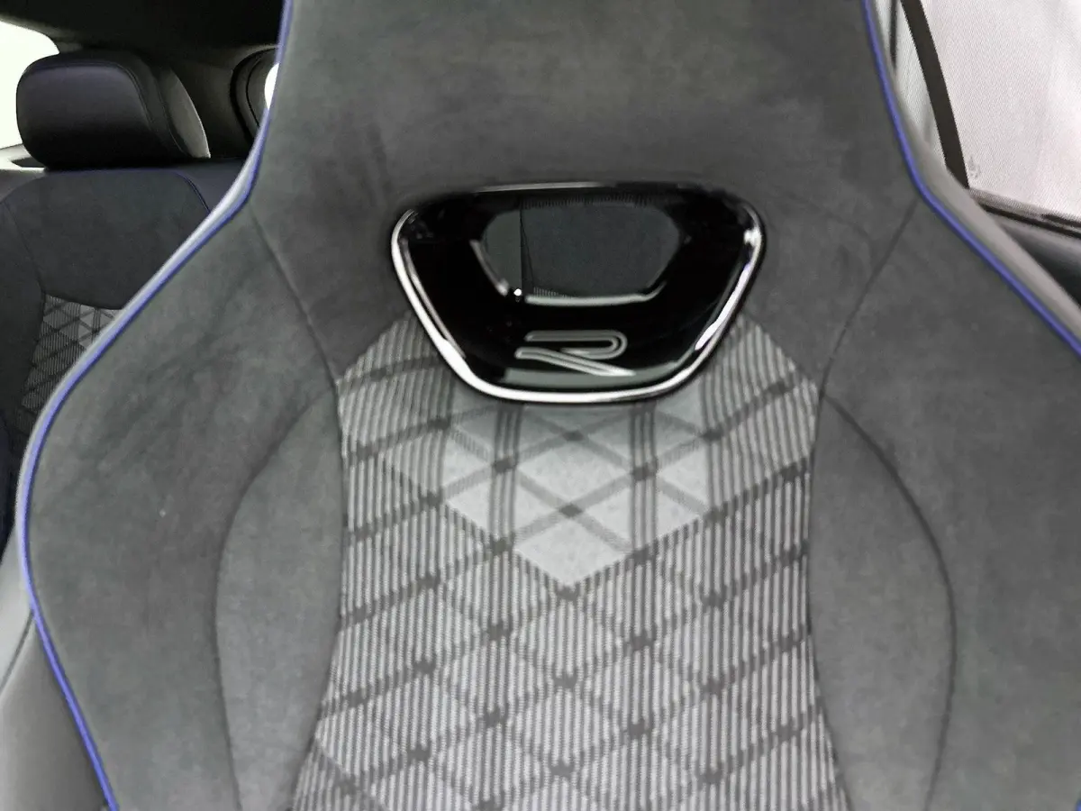 1.5 eHybrid R-Line Edition | 204pk | Trekhaak inklapbaar | Panoramaschuif-kanteldak | Black Style Pakket | adaptieve cruise control | climatronic (automatische airco) |