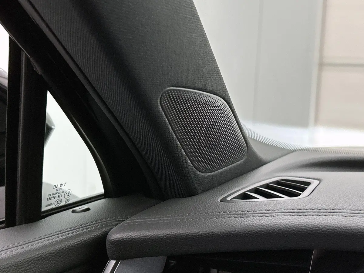 1.5 eHybrid R-Line Edition | 204pk | Trekhaak inklapbaar | Panoramaschuif-kanteldak | Black Style Pakket | adaptieve cruise control | climatronic (automatische airco) |
