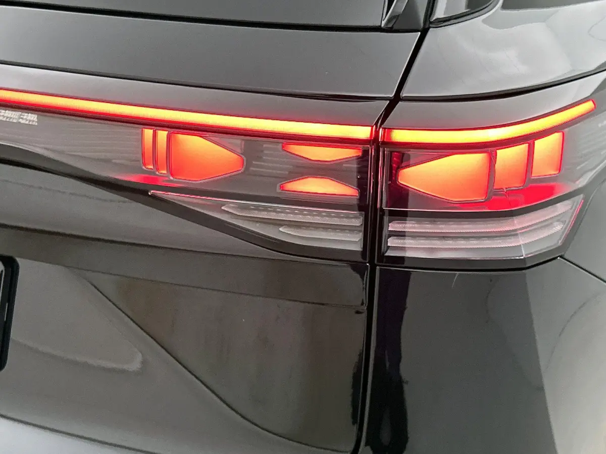 1.5 eHybrid R-Line Edition | 204pk | Trekhaak inklapbaar | Panoramaschuif-kanteldak | Black Style Pakket | adaptieve cruise control | climatronic (automatische airco) |