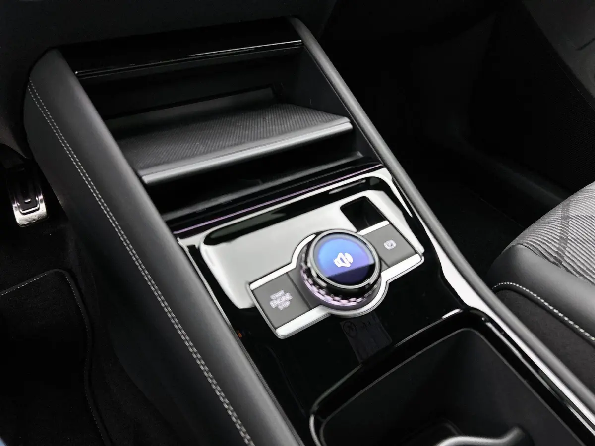 1.5 eHybrid R-Line Edition | 204pk | Trekhaak inklapbaar | Panoramaschuif-kanteldak | Black Style Pakket | adaptieve cruise control | climatronic (automatische airco) |