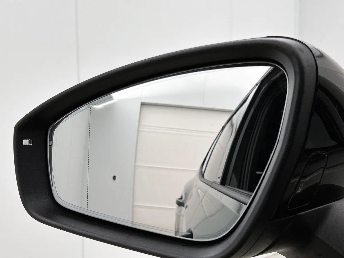 1.5 eHybrid R-Line Edition | 204pk | Trekhaak inklapbaar | Panoramaschuif-kanteldak | Black Style Pakket | adaptieve cruise control | climatronic (automatische airco) |