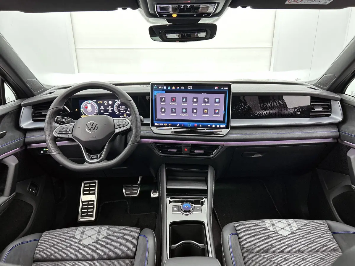 1.5 eHybrid R-Line Edition | 204pk | Trekhaak inklapbaar | Panoramaschuif-kanteldak | Black Style Pakket | adaptieve cruise control | climatronic (automatische airco) |
