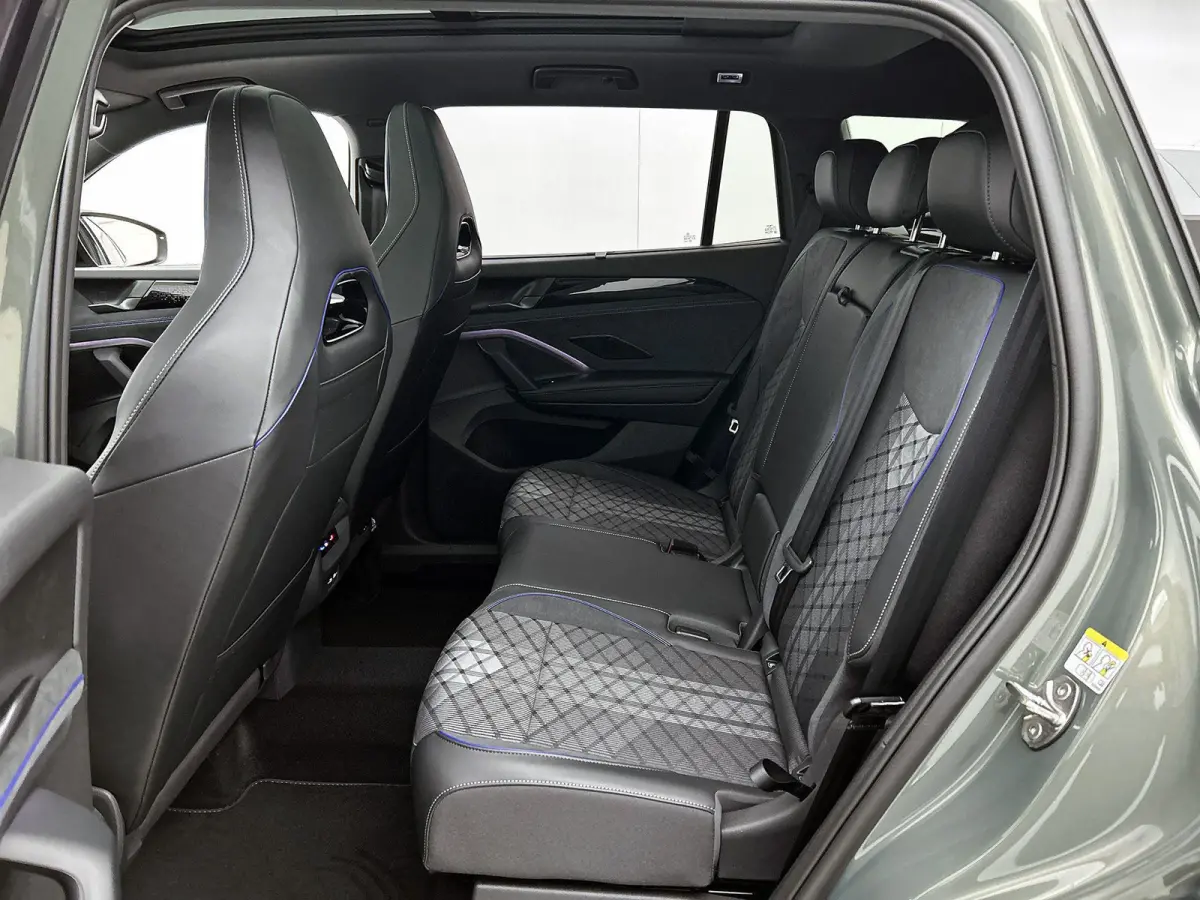 1.5 eHybrid R-Line Edition | 204pk | Trekhaak inklapbaar | Panoramaschuif-kanteldak | Black Style Pakket | adaptieve cruise control | climatronic (automatische airco) |