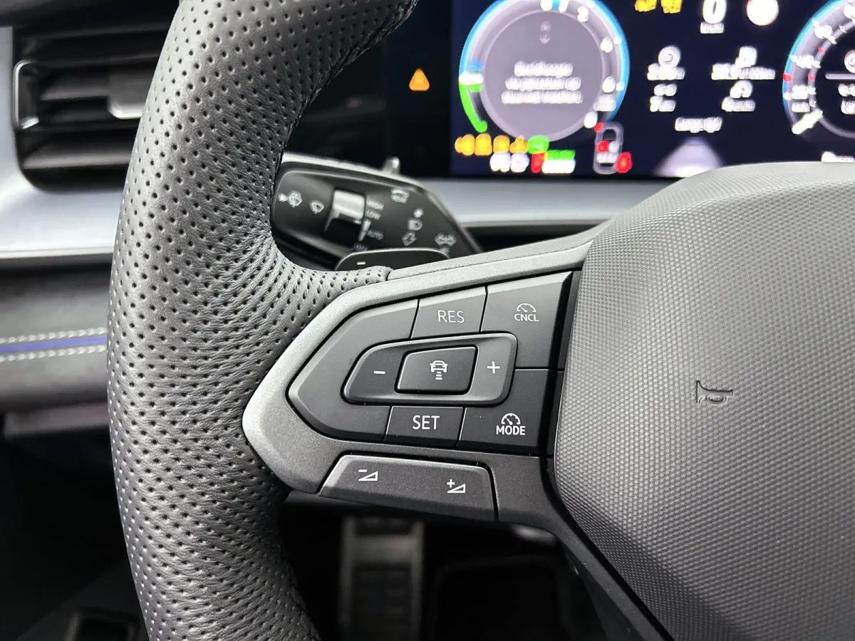1.5 eHybrid R-Line Edition | 204pk | Trekhaak inklapbaar | Panoramaschuif-kanteldak | Black Style Pakket | adaptieve cruise control | climatronic (automatische airco) |