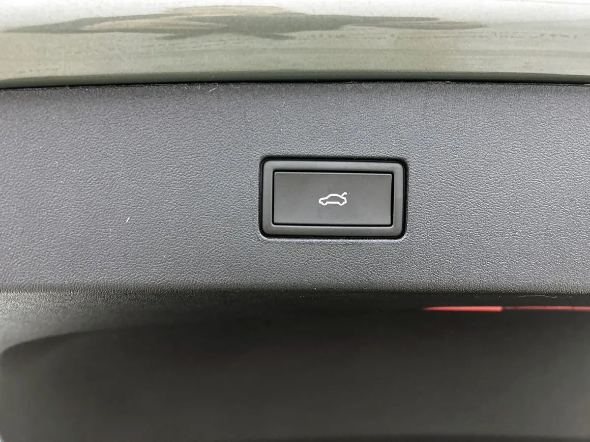 1.5 eHybrid R-Line Edition | 204pk | Trekhaak inklapbaar | Panoramaschuif-kanteldak | Black Style Pakket | adaptieve cruise control | climatronic (automatische airco) |