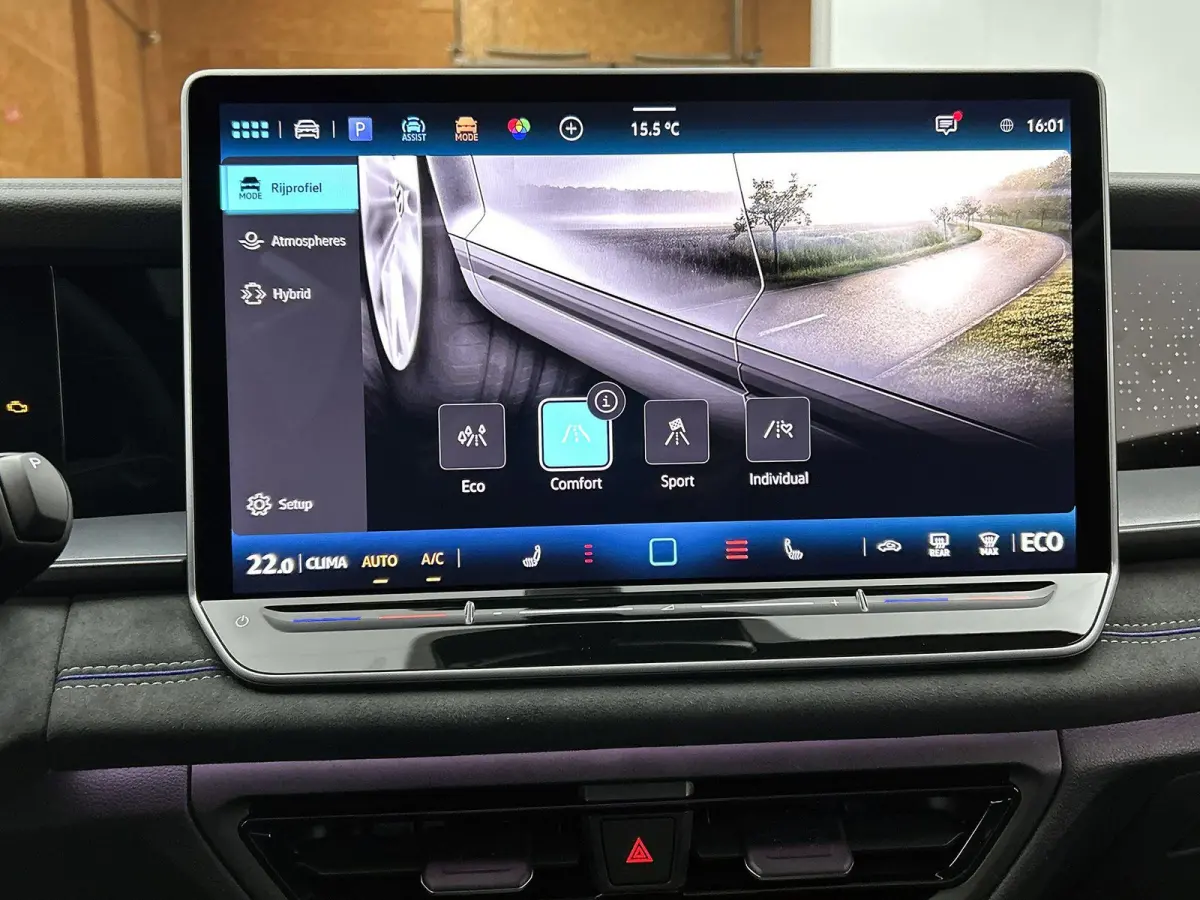 1.5 eHybrid R-Line Edition | 204pk | Trekhaak inklapbaar | Panoramaschuif-kanteldak | Black Style Pakket | adaptieve cruise control | climatronic (automatische airco) |