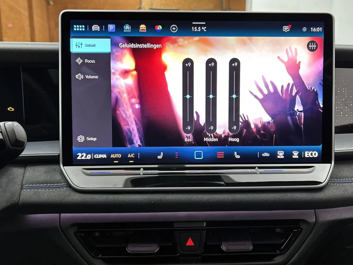 1.5 eHybrid R-Line Edition | 204pk | Trekhaak inklapbaar | Panoramaschuif-kanteldak | Black Style Pakket | adaptieve cruise control | climatronic (automatische airco) |