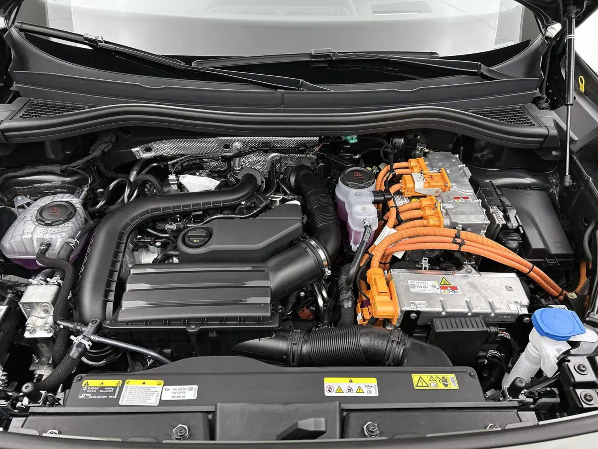 1.5 eHybrid R-Line Edition | 204pk | Trekhaak inklapbaar | Panoramaschuif-kanteldak | Black Style Pakket | adaptieve cruise control | climatronic (automatische airco) |