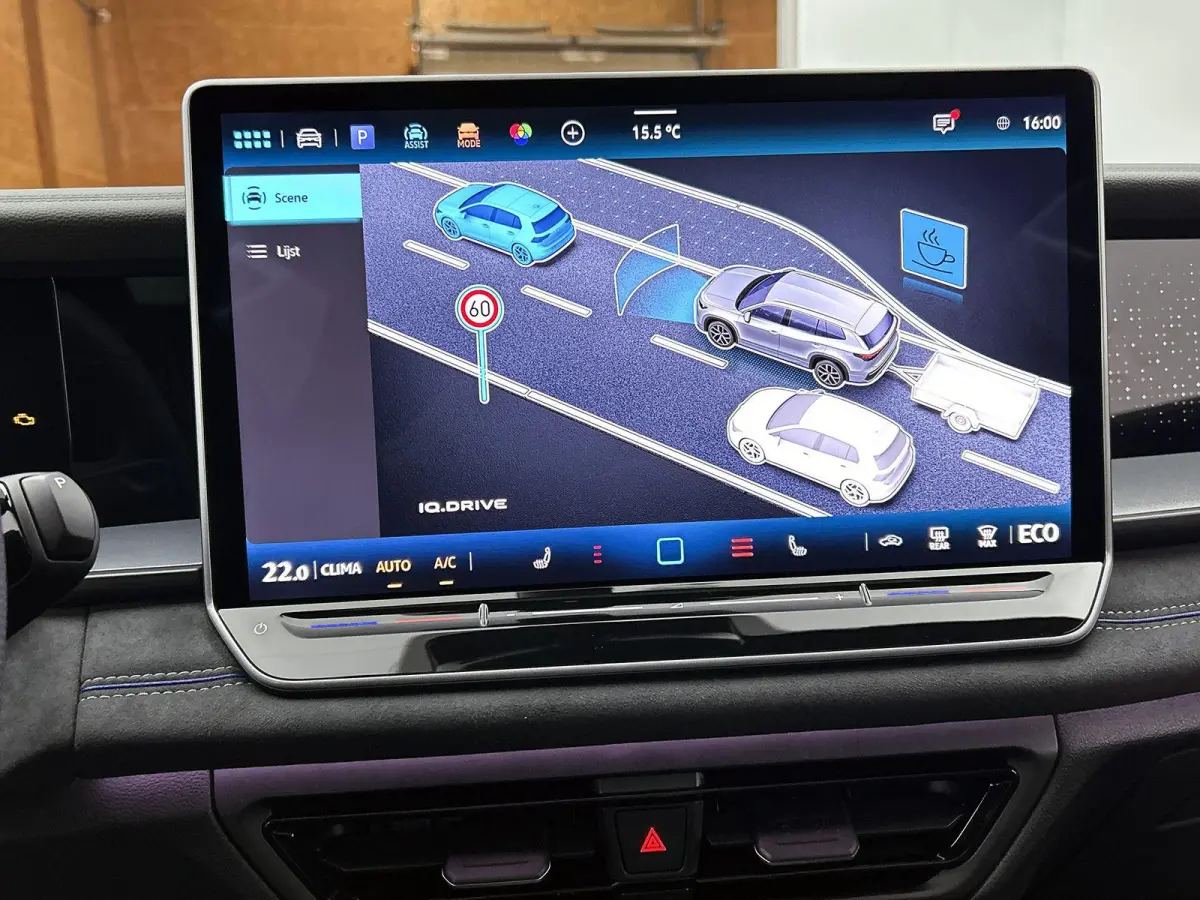 1.5 eHybrid R-Line Edition | 204pk | Trekhaak inklapbaar | Panoramaschuif-kanteldak | Black Style Pakket | adaptieve cruise control | climatronic (automatische airco) |