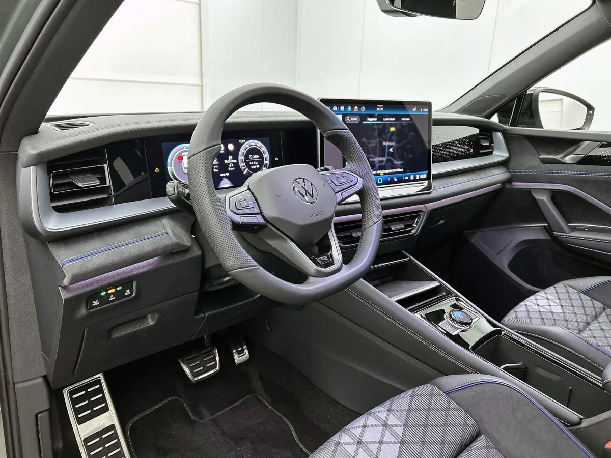 1.5 eHybrid R-Line Edition | 204pk | Trekhaak inklapbaar | Panoramaschuif-kanteldak | Black Style Pakket | adaptieve cruise control | climatronic (automatische airco) |