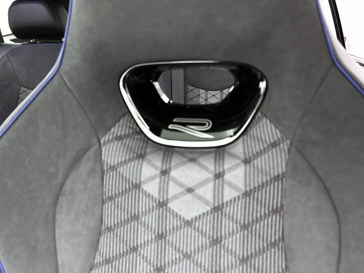 1.5 eHybrid R-Line Edition | 204pk | Trekhaak inklapbaar | Panoramaschuif-kanteldak | Black Style Pakket | adaptieve cruise control | climatronic (automatische airco) |