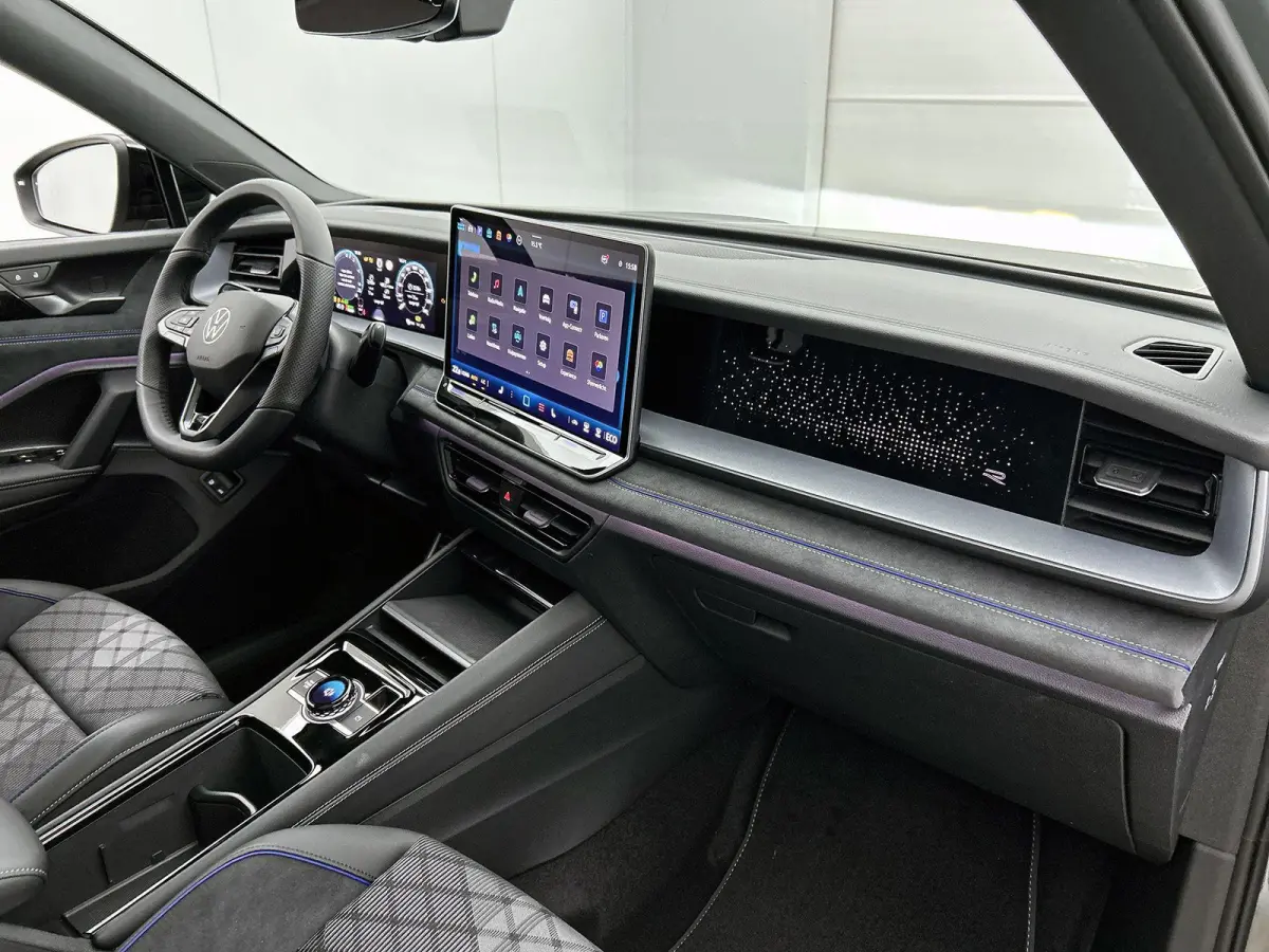 1.5 eHybrid R-Line Edition | 204pk | Trekhaak inklapbaar | Panoramaschuif-kanteldak | Black Style Pakket | adaptieve cruise control | climatronic (automatische airco) |
