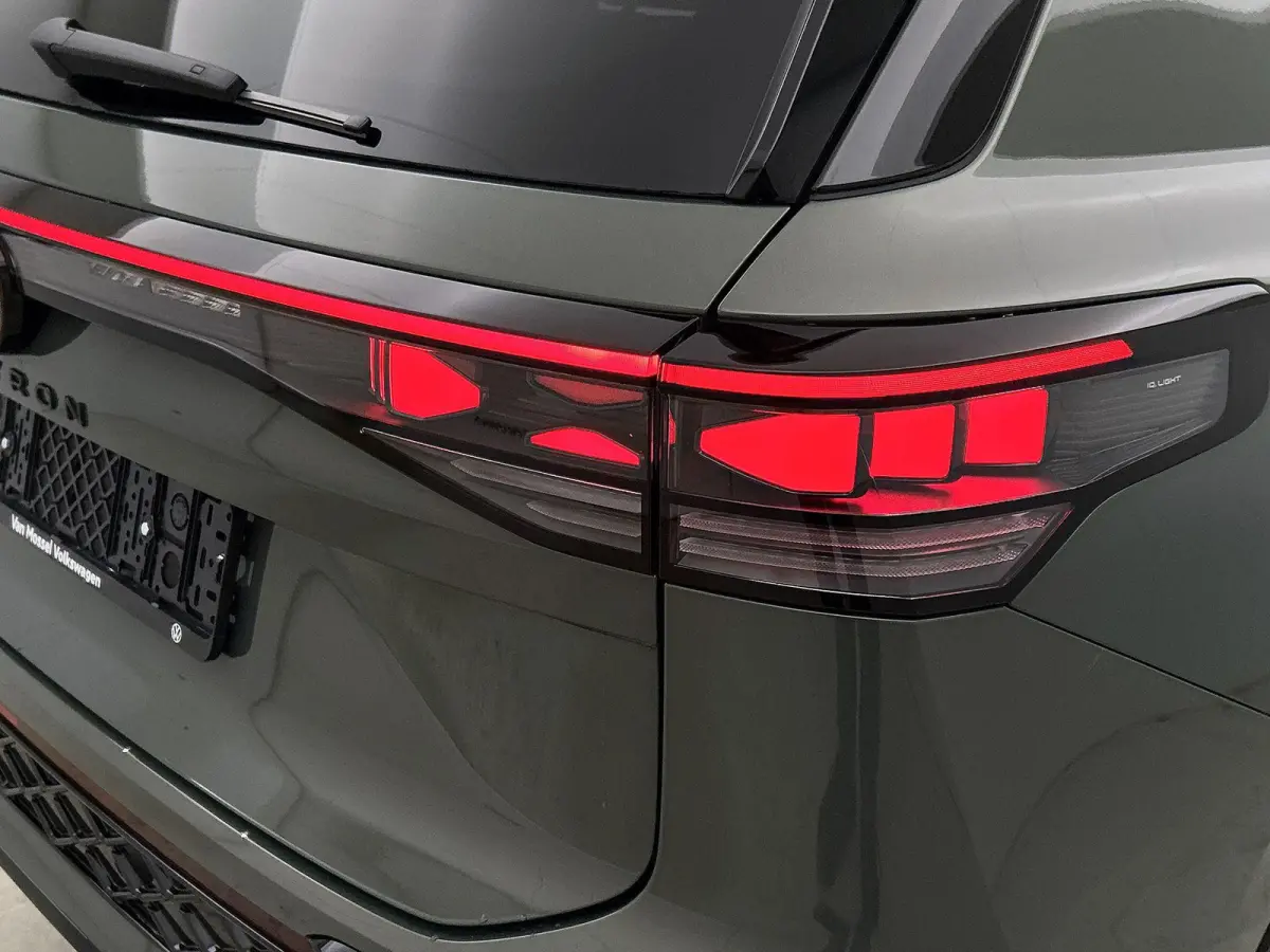 1.5 eHybrid R-Line Edition | 204pk | Trekhaak inklapbaar | Panoramaschuif-kanteldak | Black Style Pakket | adaptieve cruise control | climatronic (automatische airco) |