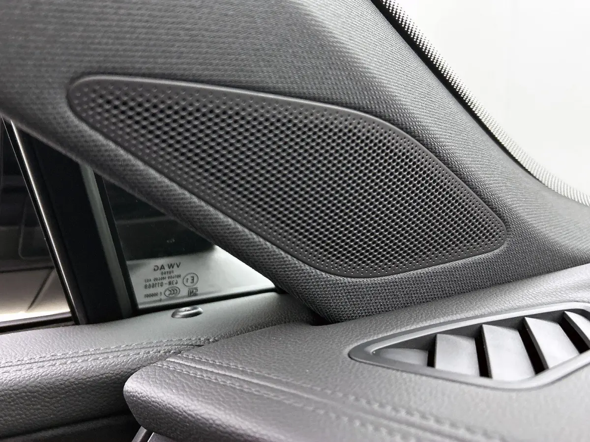 1.5 eHybrid R-Line Edition | 204pk | Trekhaak inklapbaar | Panoramaschuif-kanteldak | Black Style Pakket | adaptieve cruise control | climatronic (automatische airco) |