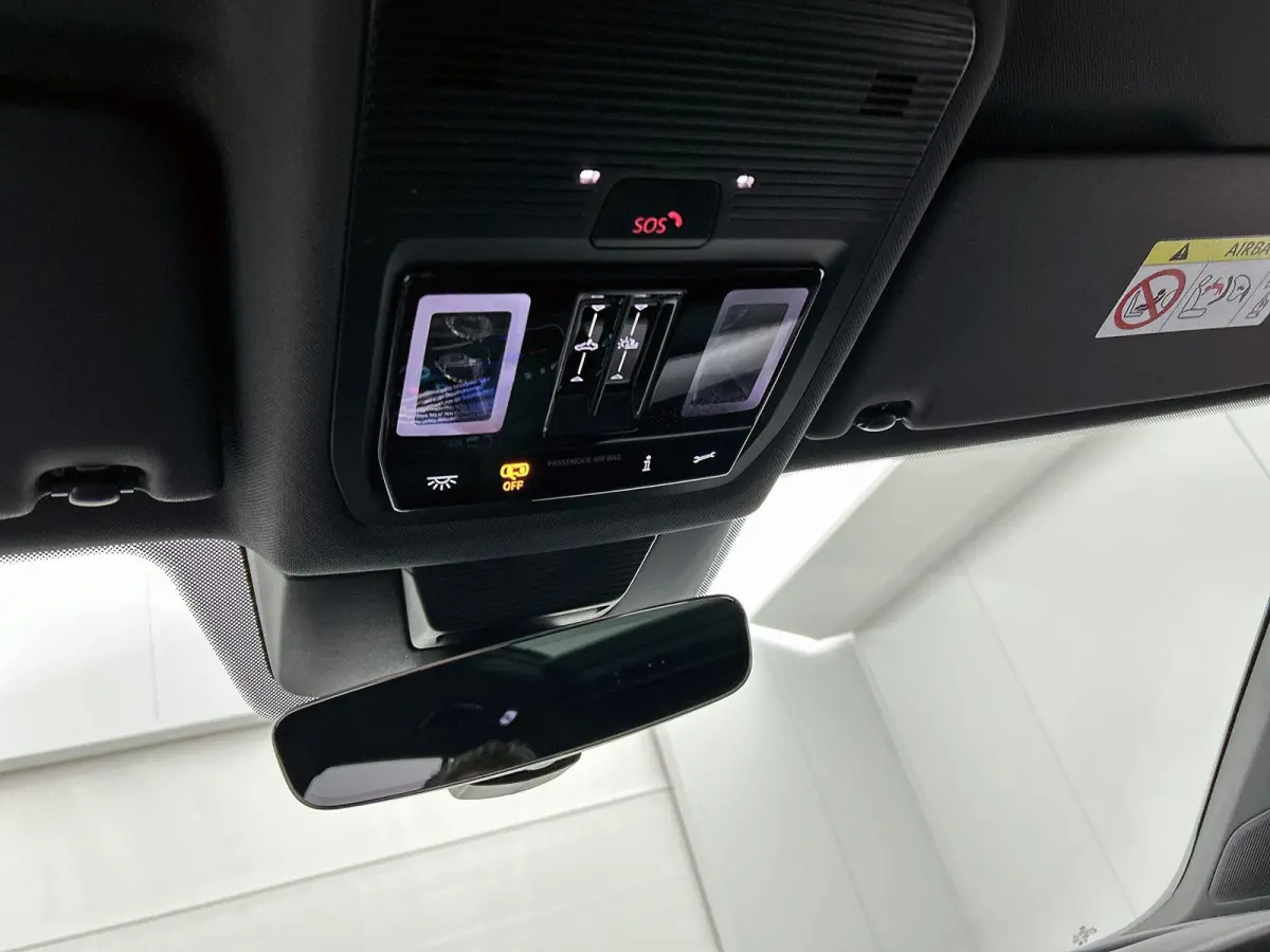 1.5 eHybrid R-Line Edition | 204pk | Trekhaak inklapbaar | Panoramaschuif-kanteldak | Black Style Pakket | adaptieve cruise control | climatronic (automatische airco) |