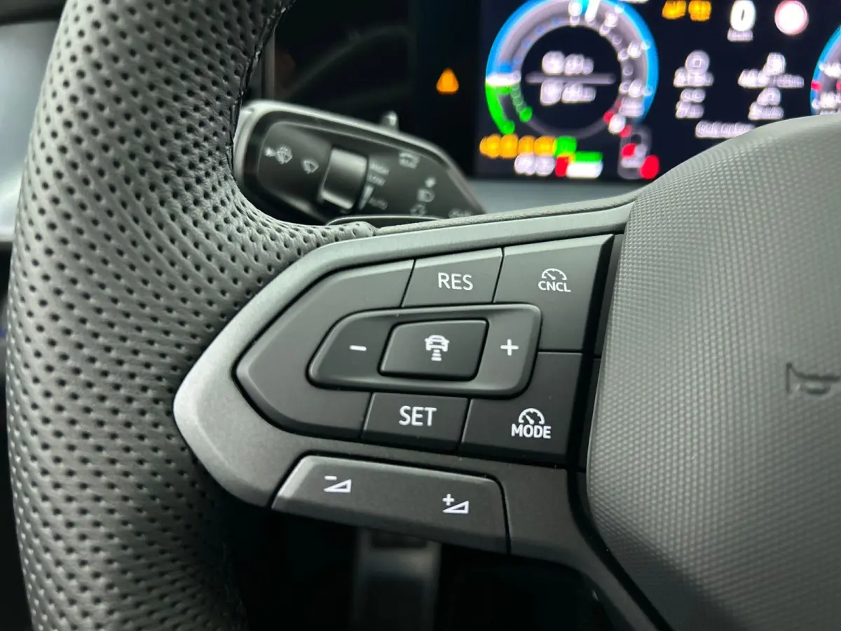 1.5 eHybrid R-Line Edition | 204pk | Trekhaak inklapbaar | Panoramaschuif-kanteldak | Black Style Pakket | adaptieve cruise control | climatronic (automatische airco) |