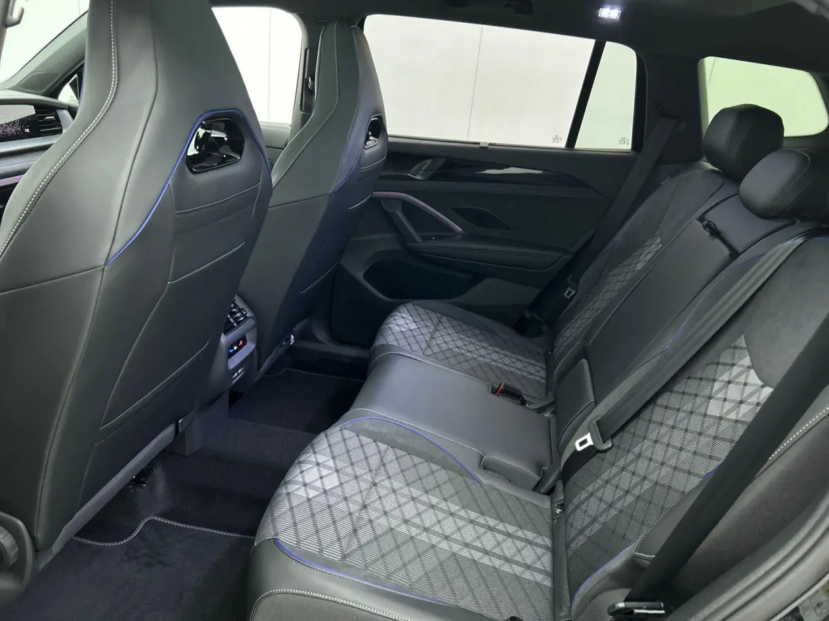 1.5 eHybrid R-Line Edition | 204pk | Trekhaak inklapbaar | Panoramaschuif-kanteldak | Black Style Pakket | adaptieve cruise control | climatronic (automatische airco) |