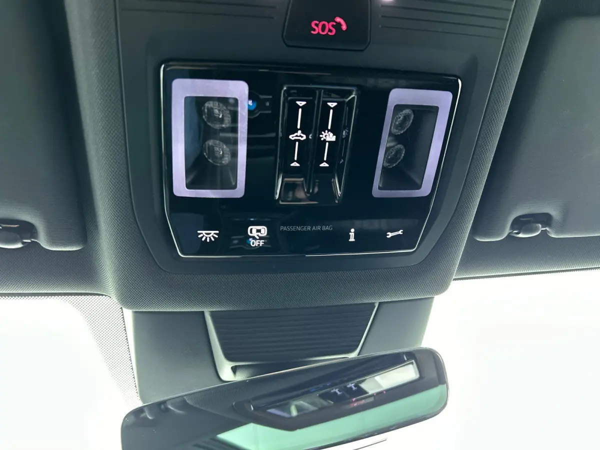 1.5 eHybrid R-Line Edition | 204pk | Trekhaak inklapbaar | Panoramaschuif-kanteldak | Black Style Pakket | adaptieve cruise control | climatronic (automatische airco) |