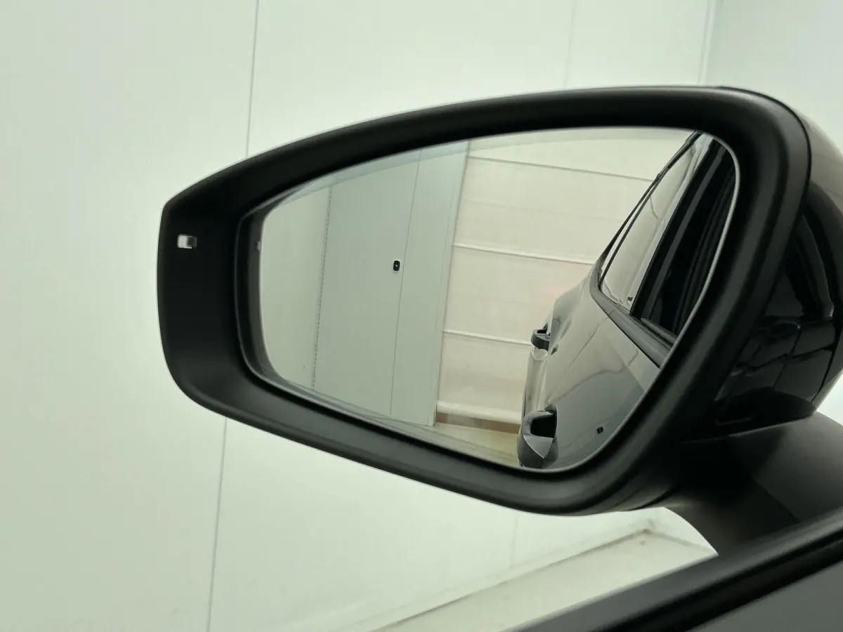 1.5 eHybrid R-Line Edition | 204pk | Trekhaak inklapbaar | Panoramaschuif-kanteldak | Black Style Pakket | adaptieve cruise control | climatronic (automatische airco) |