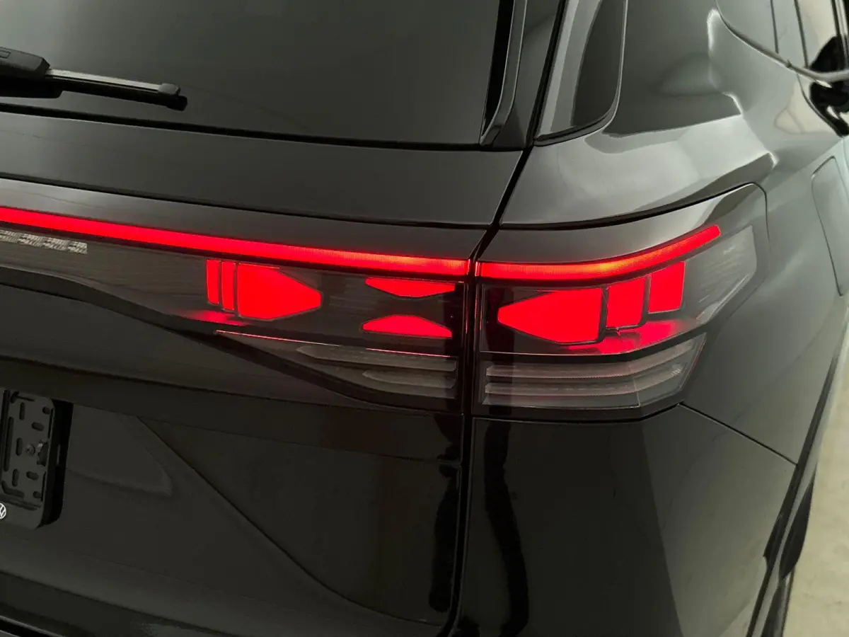 1.5 eHybrid R-Line Edition | 204pk | Trekhaak inklapbaar | Panoramaschuif-kanteldak | Black Style Pakket | adaptieve cruise control | climatronic (automatische airco) |
