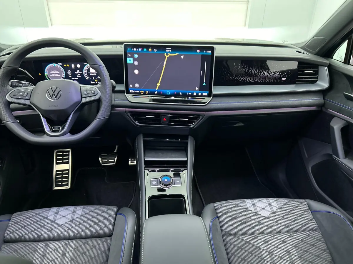 1.5 eHybrid R-Line Edition | 204pk | Trekhaak inklapbaar | Panoramaschuif-kanteldak | Black Style Pakket | adaptieve cruise control | climatronic (automatische airco) |