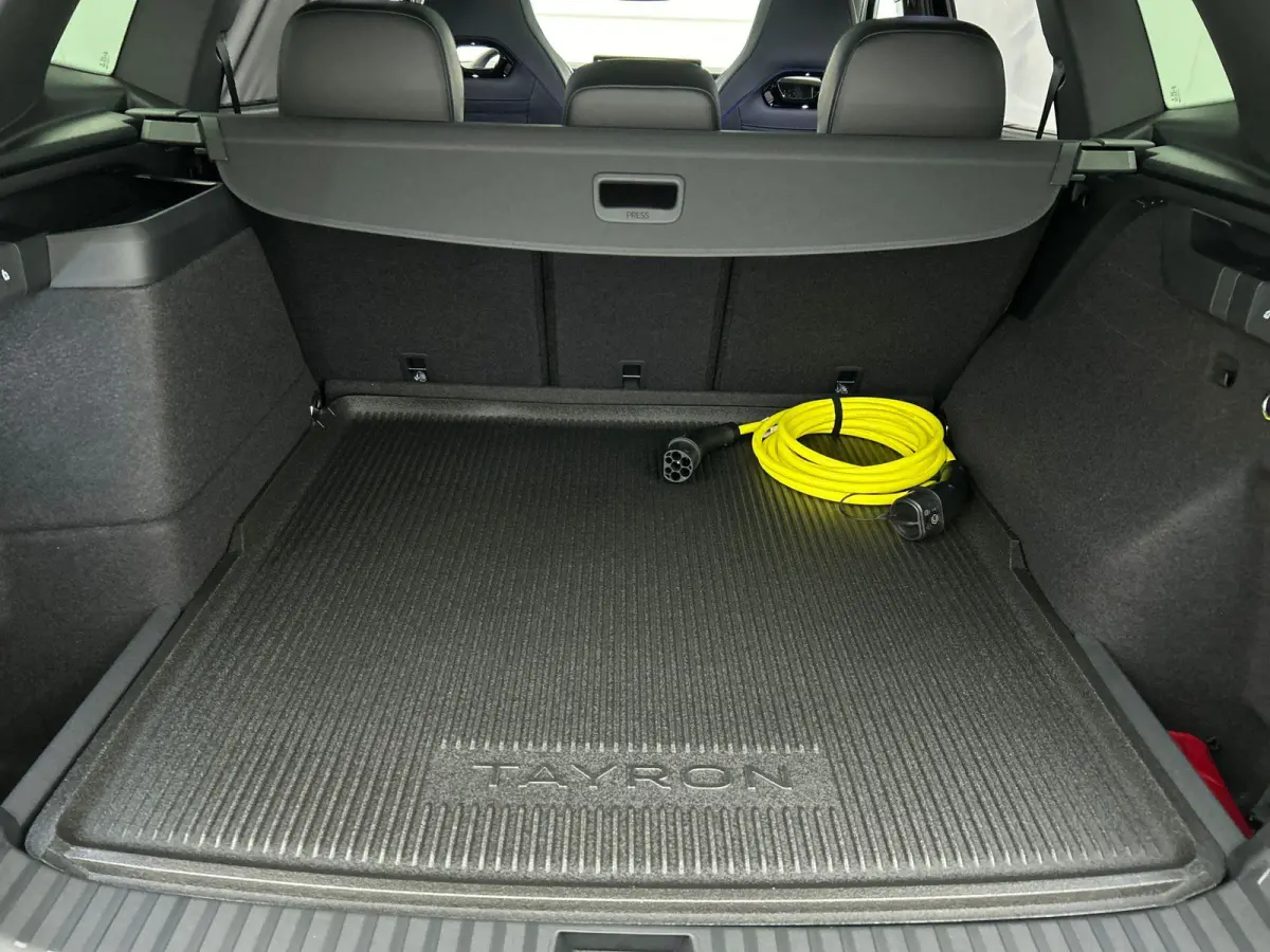 1.5 eHybrid R-Line Edition | 204pk | Trekhaak inklapbaar | Panoramaschuif-kanteldak | Black Style Pakket | adaptieve cruise control | climatronic (automatische airco) |