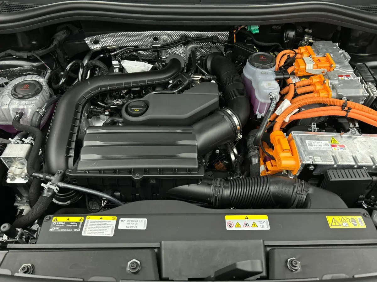 1.5 eHybrid R-Line Edition | 204pk | Trekhaak inklapbaar | Panoramaschuif-kanteldak | Black Style Pakket | adaptieve cruise control | climatronic (automatische airco) |