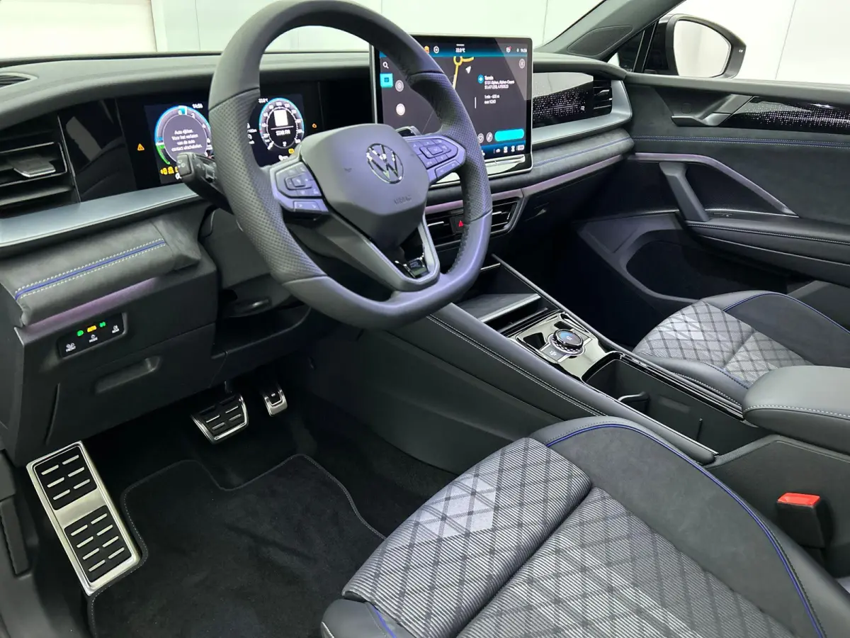 1.5 eHybrid R-Line Edition | 204pk | Trekhaak inklapbaar | Panoramaschuif-kanteldak | Black Style Pakket | adaptieve cruise control | climatronic (automatische airco) |