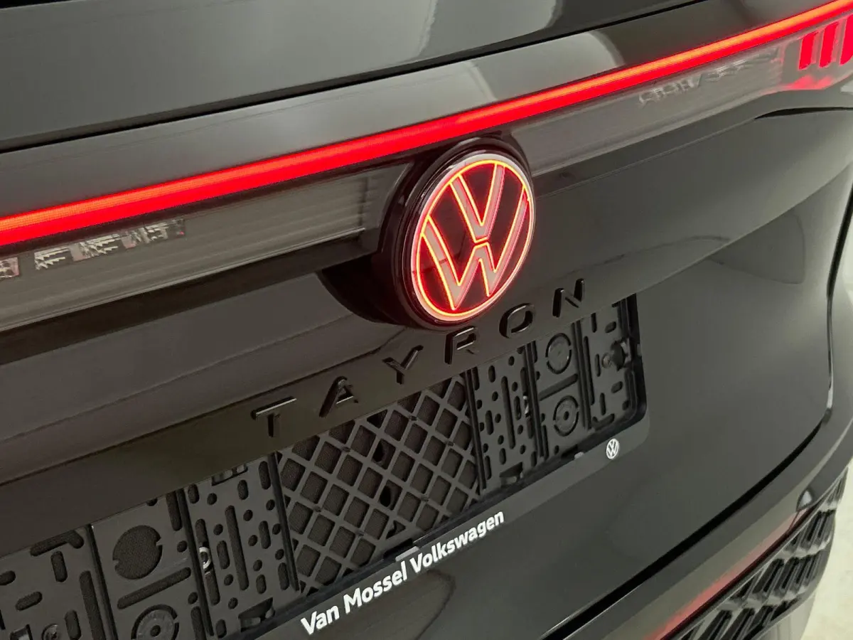 1.5 eHybrid R-Line Edition | 204pk | Trekhaak inklapbaar | Panoramaschuif-kanteldak | Black Style Pakket | adaptieve cruise control | climatronic (automatische airco) |