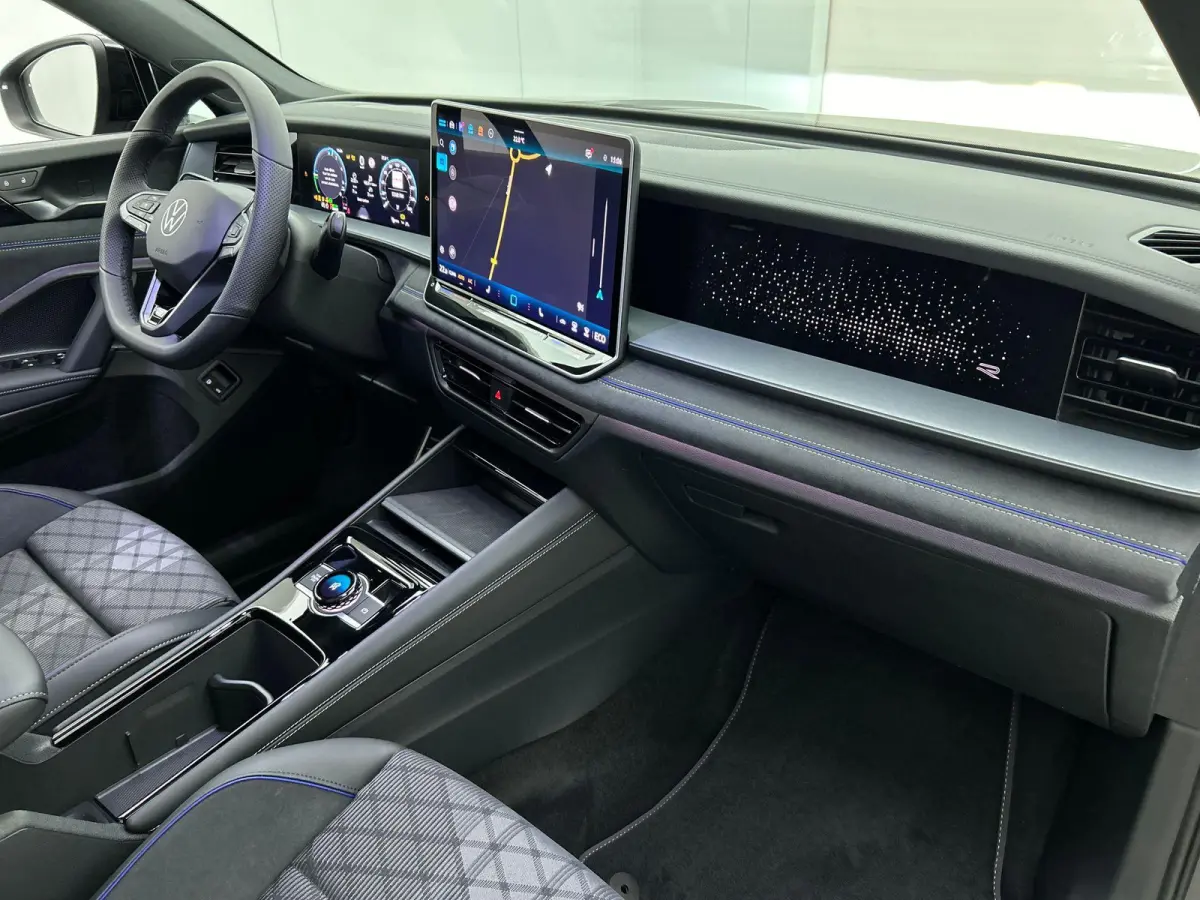 1.5 eHybrid R-Line Edition | 204pk | Trekhaak inklapbaar | Panoramaschuif-kanteldak | Black Style Pakket | adaptieve cruise control | climatronic (automatische airco) |