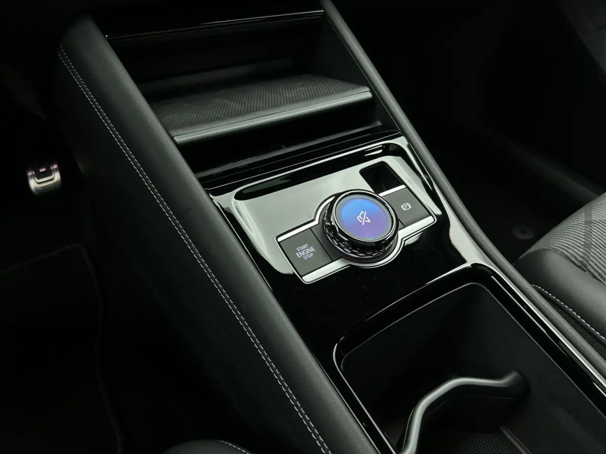 1.5 eHybrid R-Line Edition | 204pk | Trekhaak inklapbaar | Panoramaschuif-kanteldak | Black Style Pakket | adaptieve cruise control | climatronic (automatische airco) |