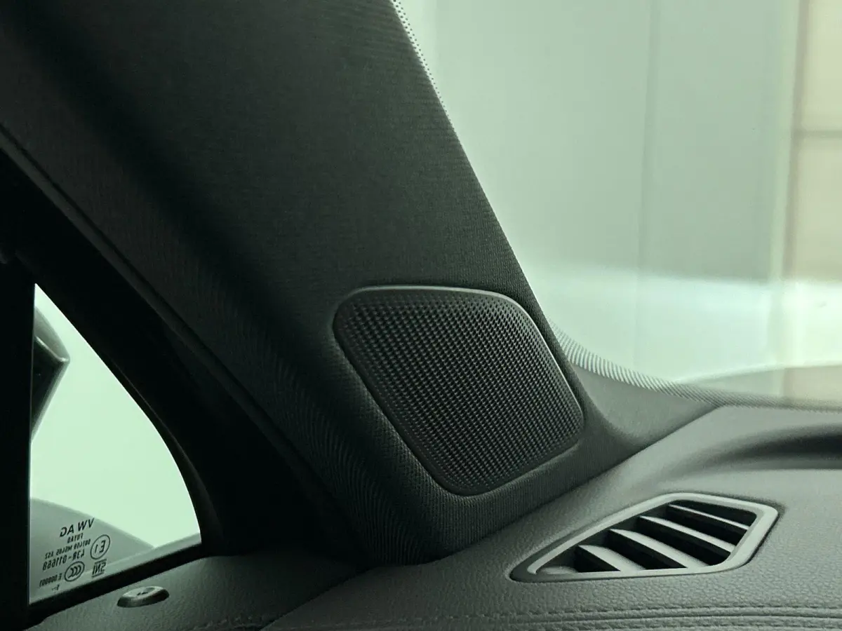 1.5 eHybrid R-Line Edition | 204pk | Trekhaak inklapbaar | Panoramaschuif-kanteldak | Black Style Pakket | adaptieve cruise control | climatronic (automatische airco) |