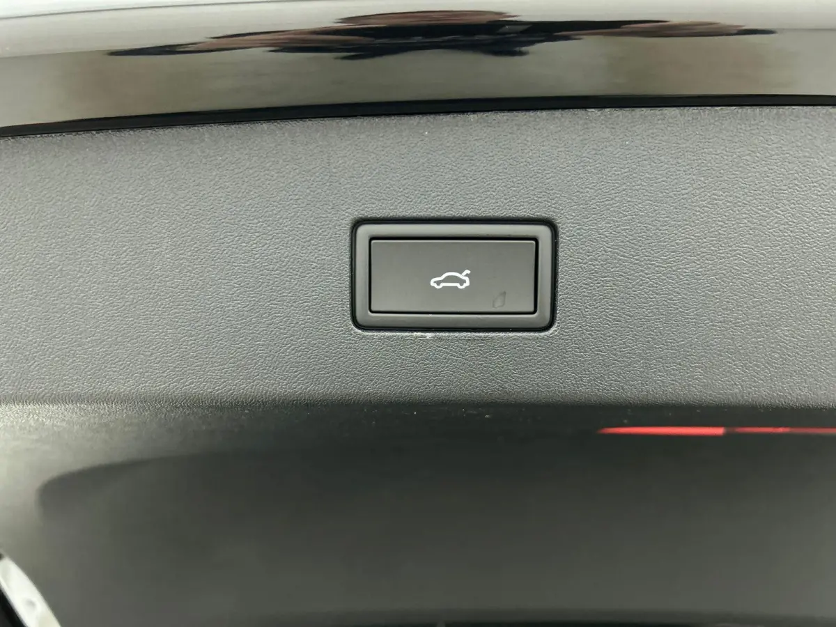 1.5 eHybrid R-Line Edition | 204pk | Trekhaak inklapbaar | Panoramaschuif-kanteldak | Black Style Pakket | adaptieve cruise control | climatronic (automatische airco) |