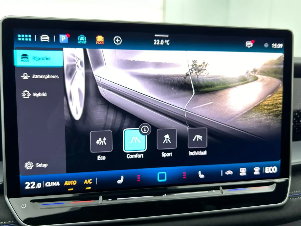 1.5 eHybrid R-Line Edition | 204pk | Trekhaak inklapbaar | Panoramaschuif-kanteldak | Black Style Pakket | adaptieve cruise control | climatronic (automatische airco) |