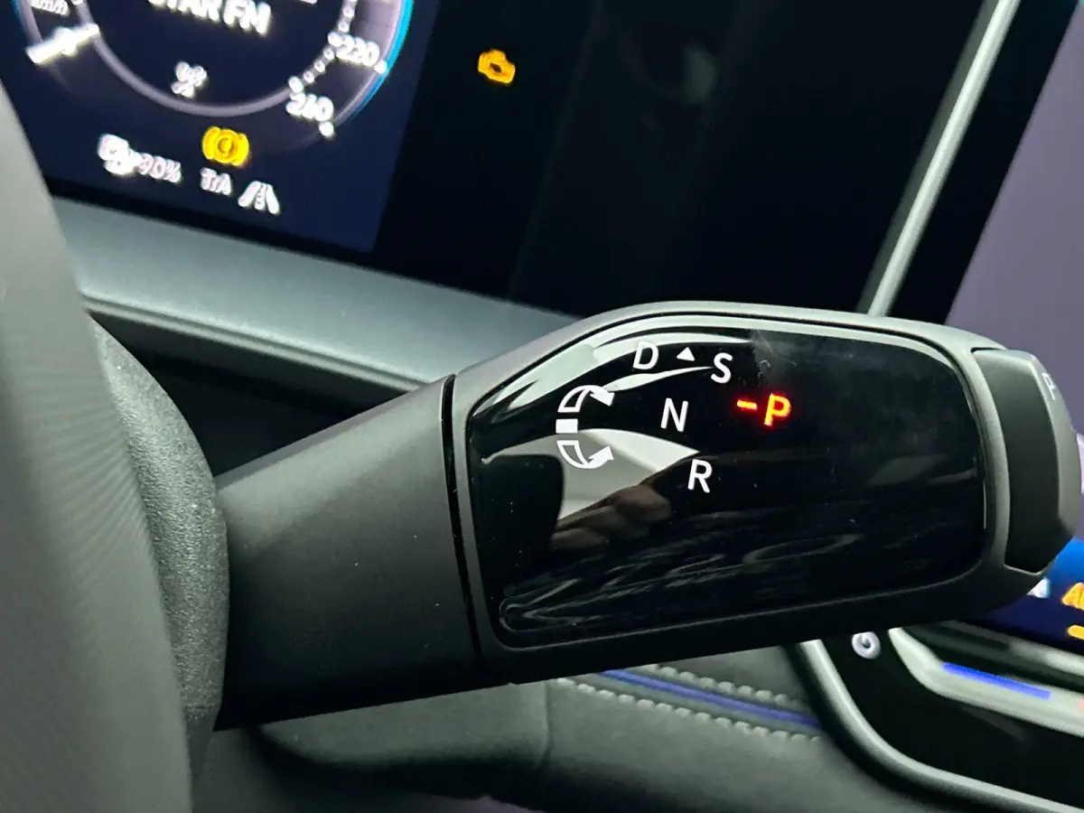 1.5 eHybrid R-Line Edition | 204pk | Trekhaak inklapbaar | Panoramaschuif-kanteldak | Black Style Pakket | adaptieve cruise control | climatronic (automatische airco) |