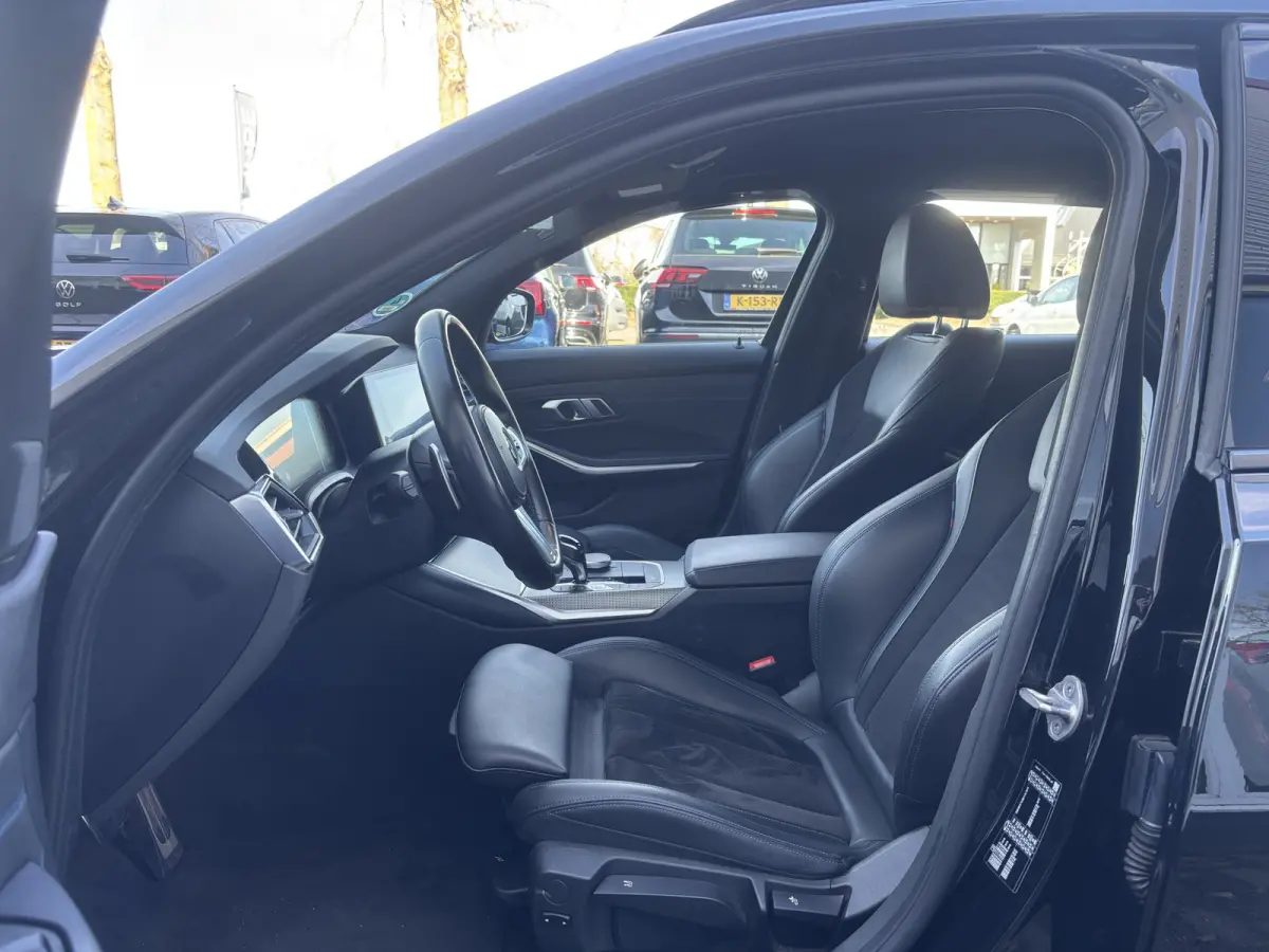 318i Business Edition | M Pakket | Sfeerverlichting | Apple Carplay | Parkeercamera