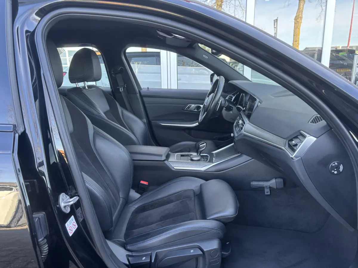 318i Business Edition | M Pakket | Sfeerverlichting | Apple Carplay | Parkeercamera