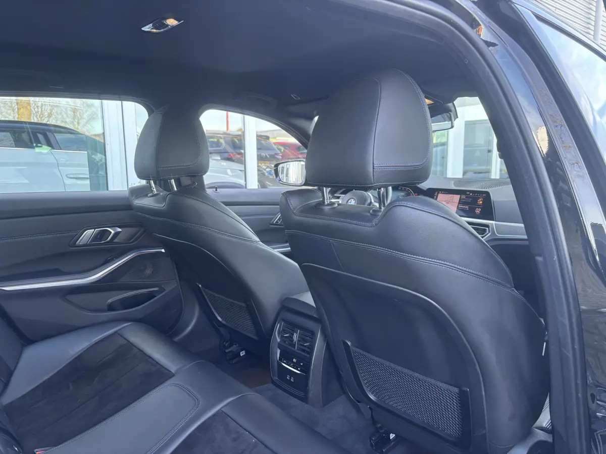 318i Business Edition | M Pakket | Sfeerverlichting | Apple Carplay | Parkeercamera