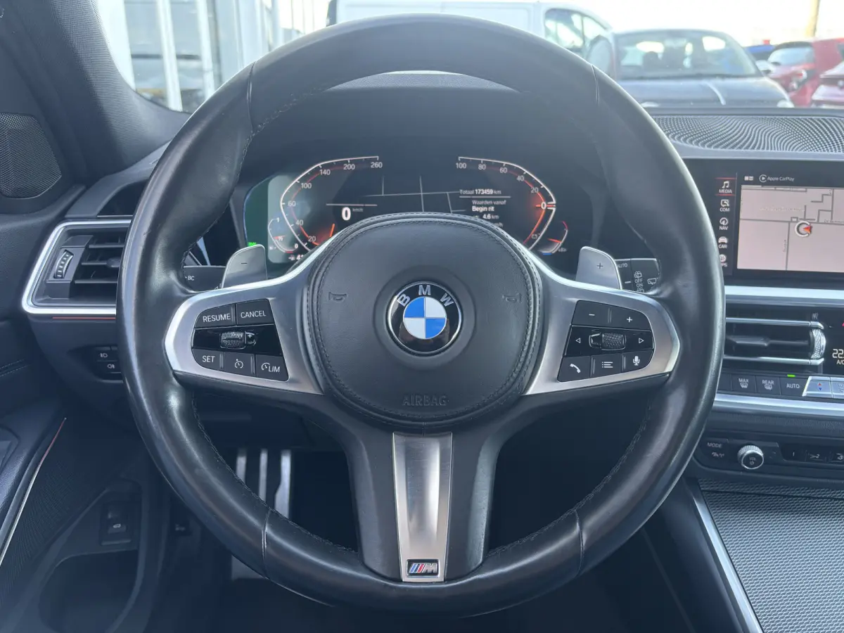 318i Business Edition | M Pakket | Sfeerverlichting | Apple Carplay | Parkeercamera