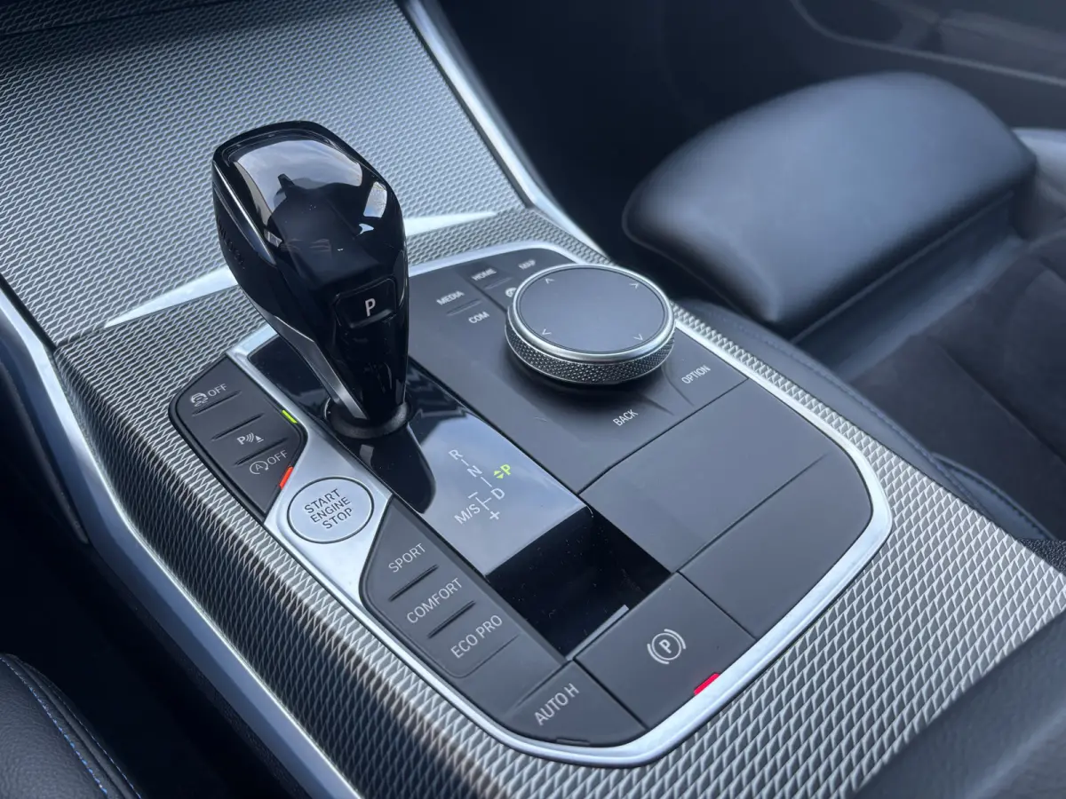 318i Business Edition | M Pakket | Sfeerverlichting | Apple Carplay | Parkeercamera