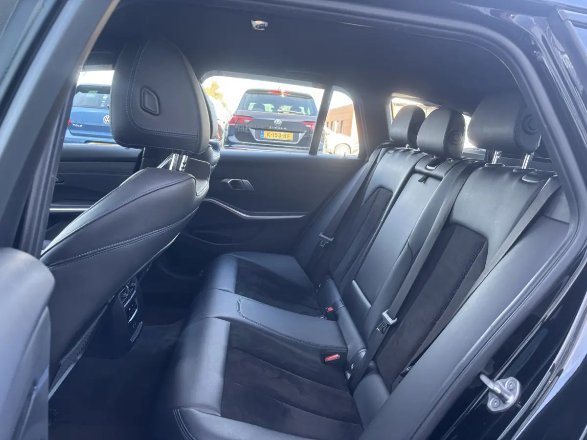 318i Business Edition | M Pakket | Sfeerverlichting | Apple Carplay | Parkeercamera