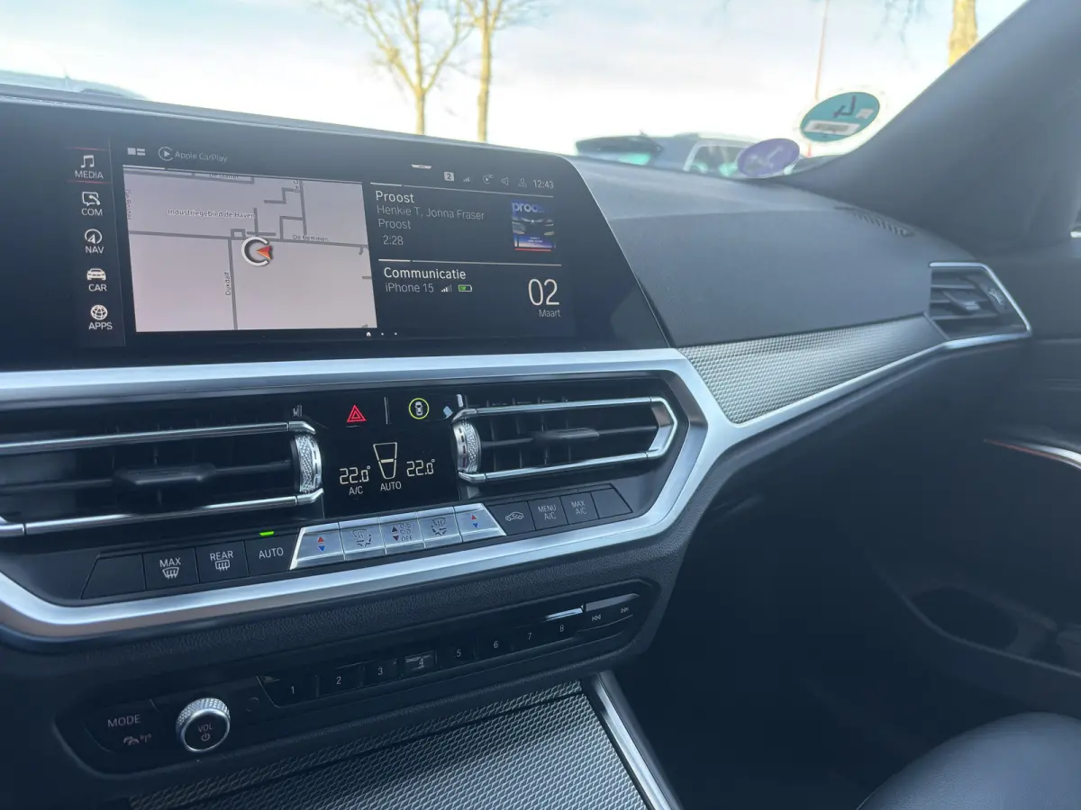 318i Business Edition | M Pakket | Sfeerverlichting | Apple Carplay | Parkeercamera