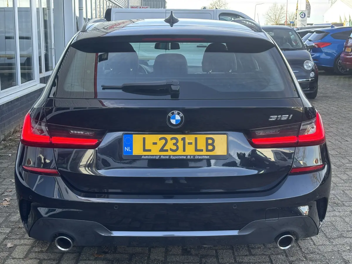 318i Business Edition | M Pakket | Sfeerverlichting | Apple Carplay | Parkeercamera