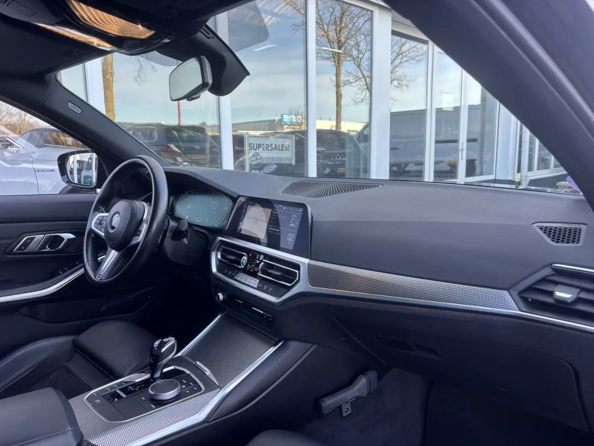 318i Business Edition | M Pakket | Sfeerverlichting | Apple Carplay | Parkeercamera