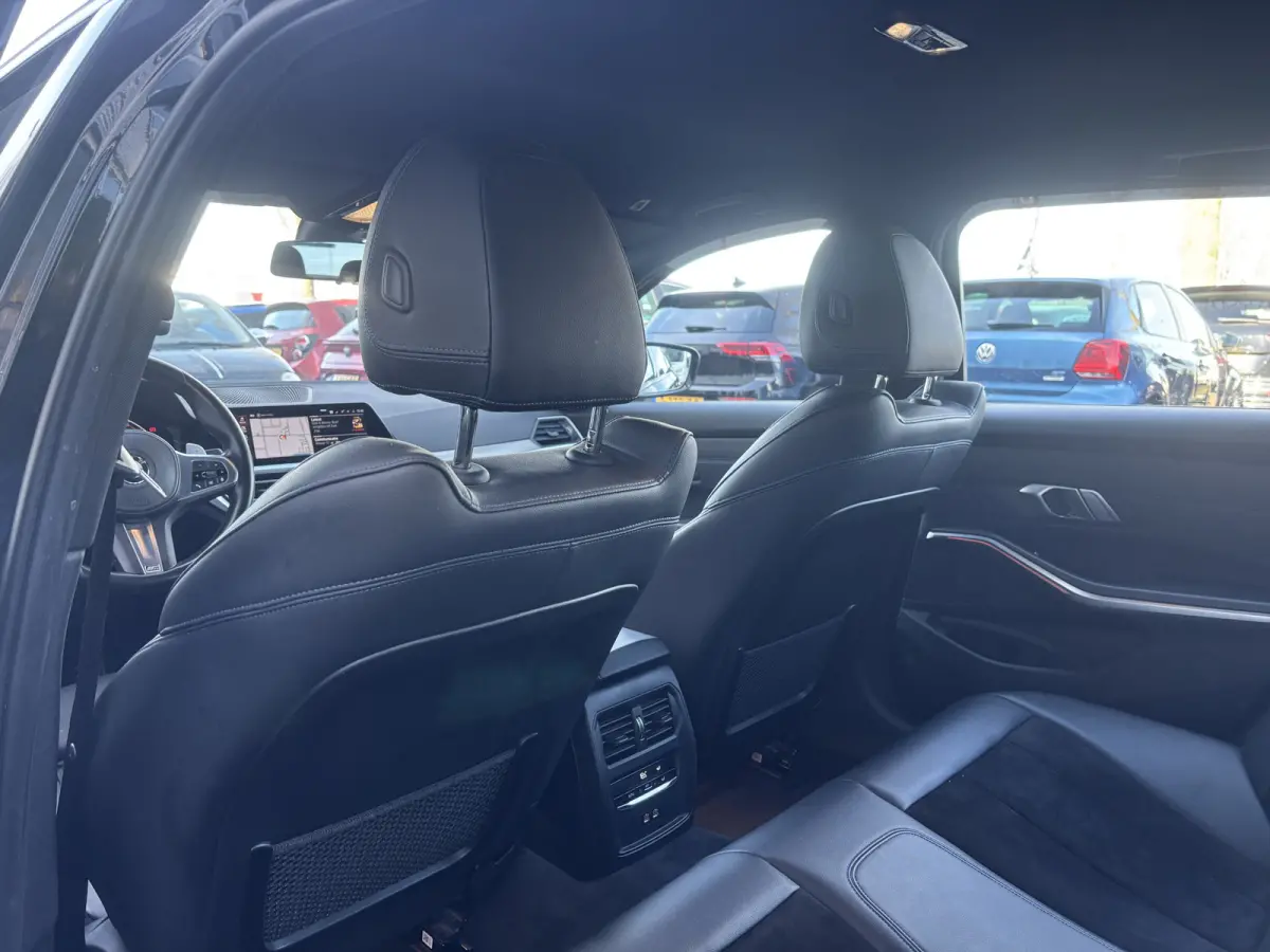 318i Business Edition | M Pakket | Sfeerverlichting | Apple Carplay | Parkeercamera