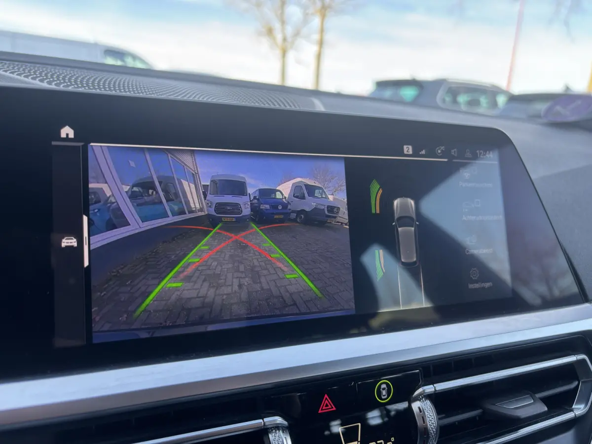 318i Business Edition | M Pakket | Sfeerverlichting | Apple Carplay | Parkeercamera