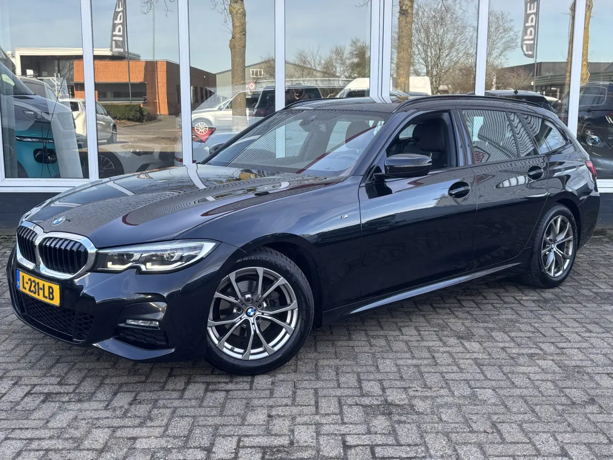 318i Business Edition | M Pakket | Sfeerverlichting | Apple Carplay | Parkeercamera