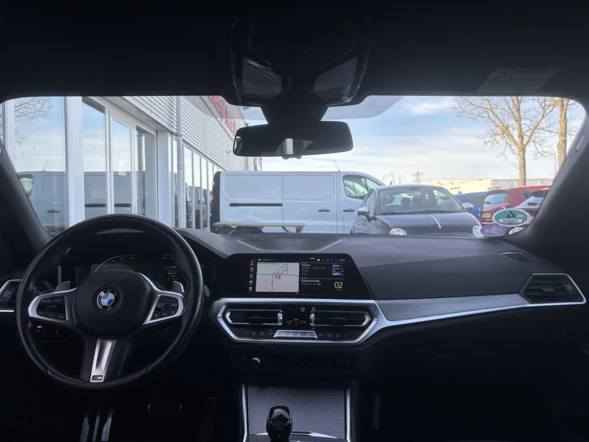 318i Business Edition | M Pakket | Sfeerverlichting | Apple Carplay | Parkeercamera