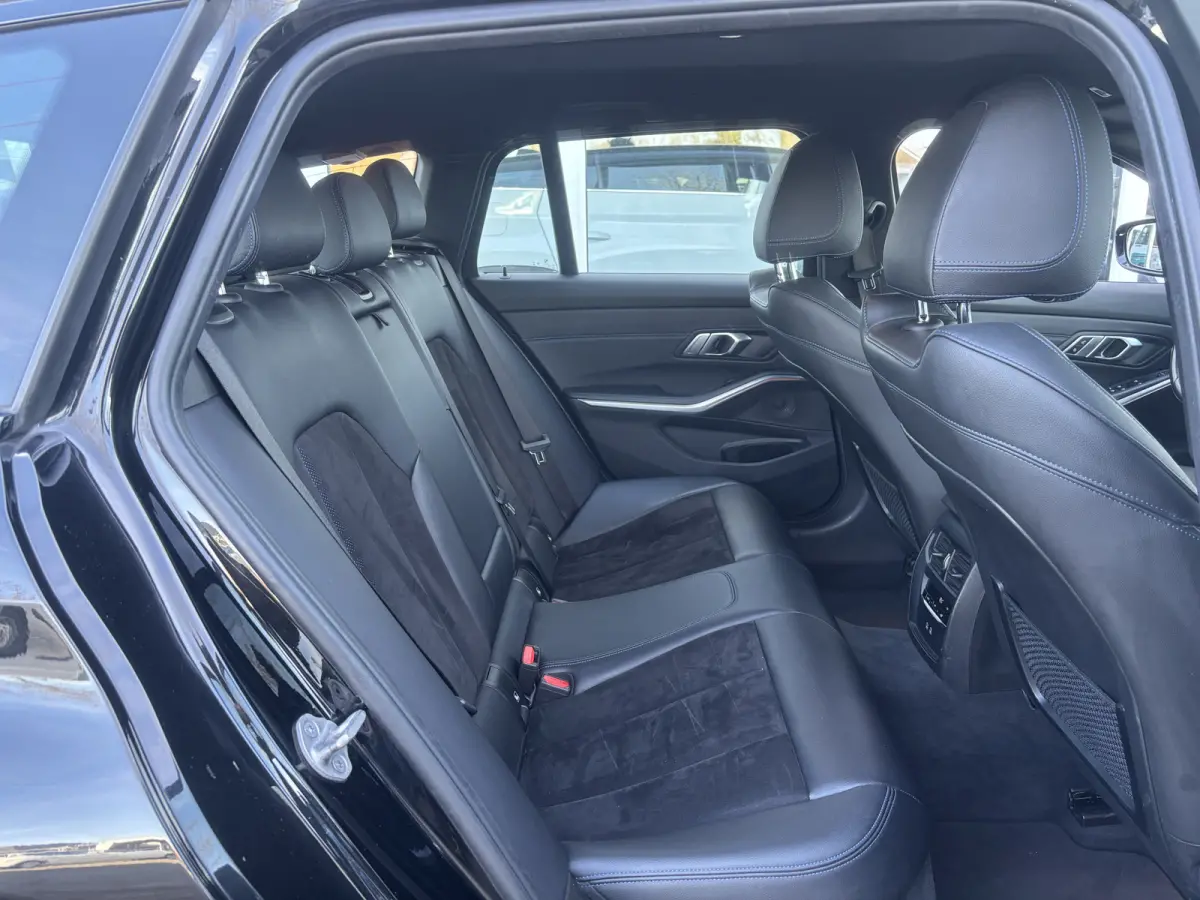 318i Business Edition | M Pakket | Sfeerverlichting | Apple Carplay | Parkeercamera